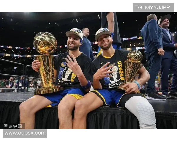 库里与汤普森默契配合，勇士队再次成为总冠军热门